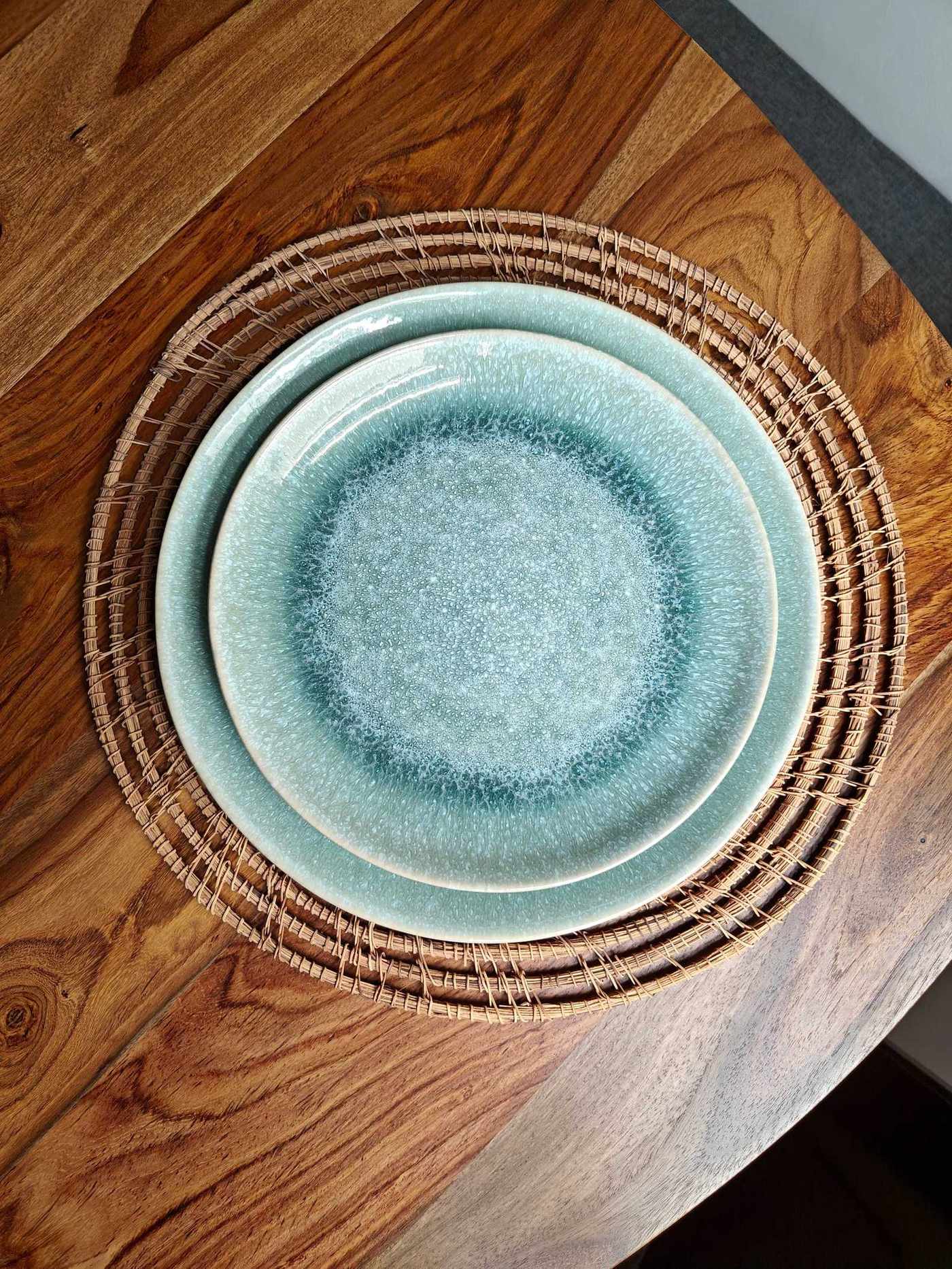 Louça artesanal em azul-turquesa