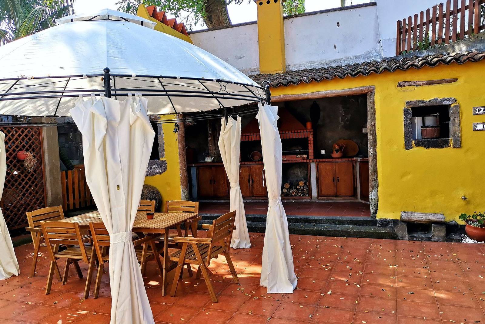 Pátio coberto com zona de refeições