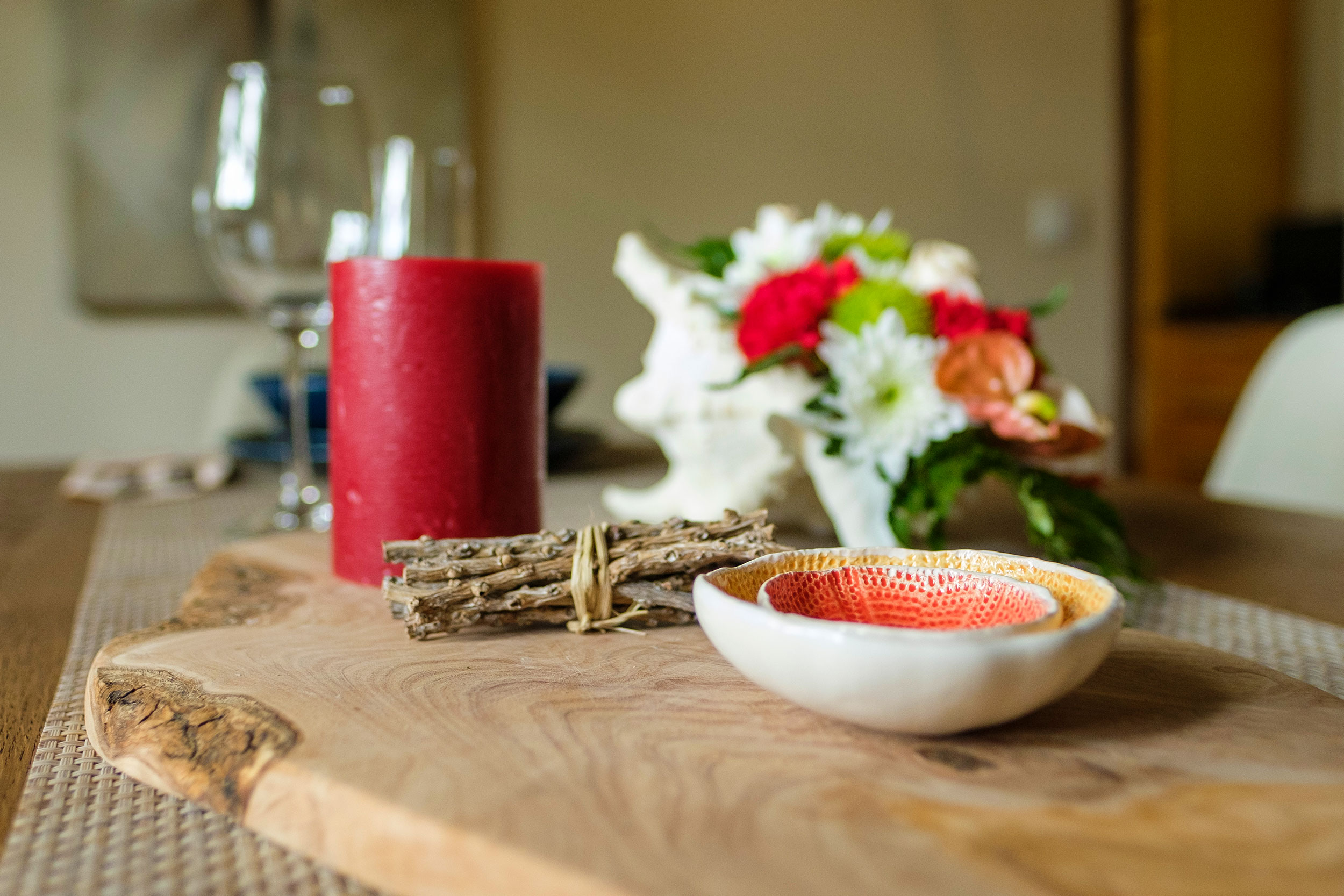 Close-up of a olive tree wooden board with a sea urchin decorative piece on top of it at Refúgio Azores stay in Terceira.